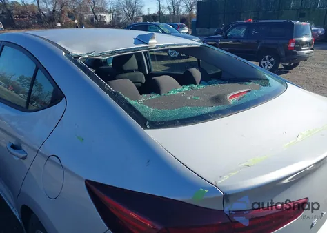 2020 Hyundai Elantra Value Edition z USA, uszkodzony, nr VIN 5NPD84LF3LH526311